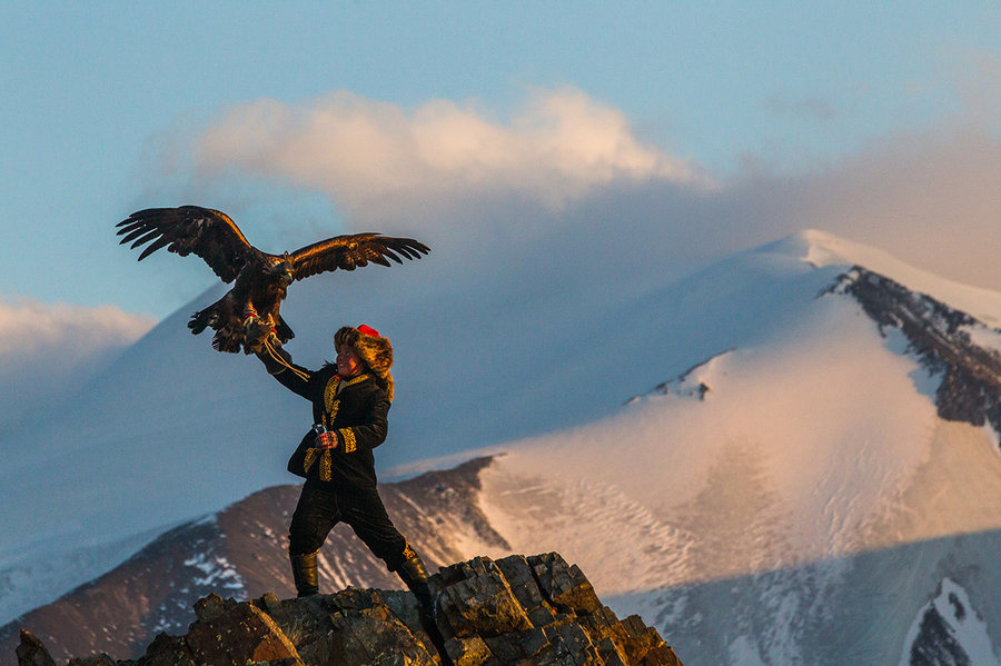 THE EAGLE HUNTRESS